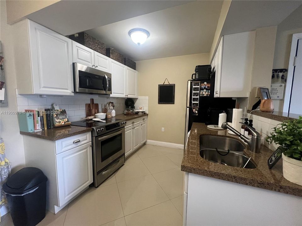 Active With Contract: $1,975 (1 beds, 1 baths, 558 Square Feet)