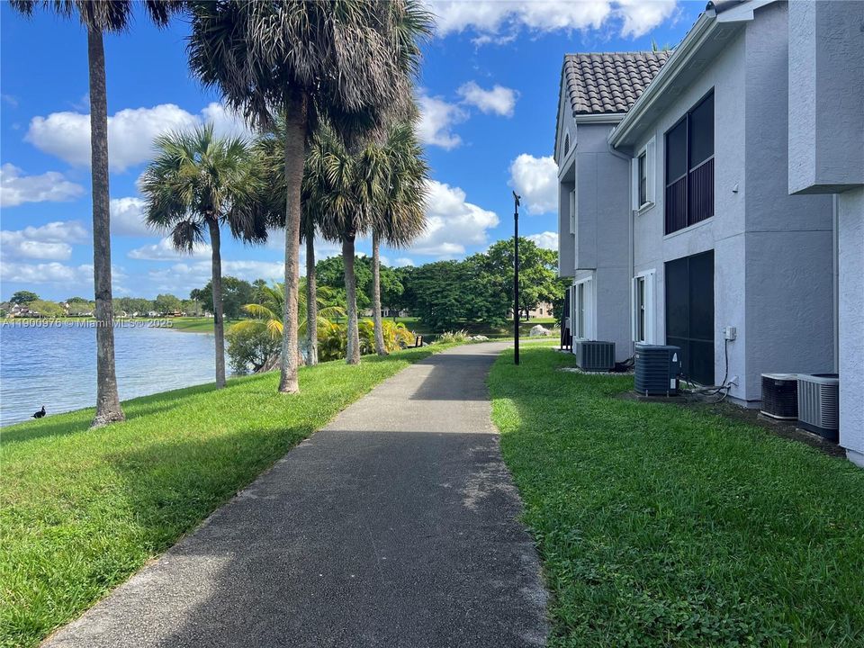 Active With Contract: $1,975 (1 beds, 1 baths, 558 Square Feet)