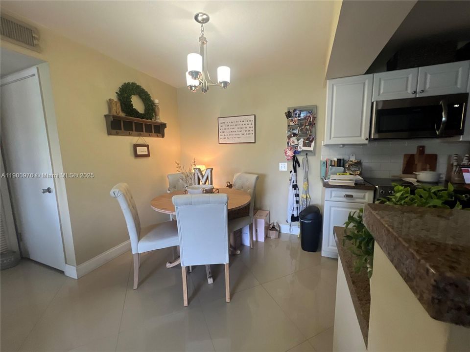 Active With Contract: $1,975 (1 beds, 1 baths, 558 Square Feet)