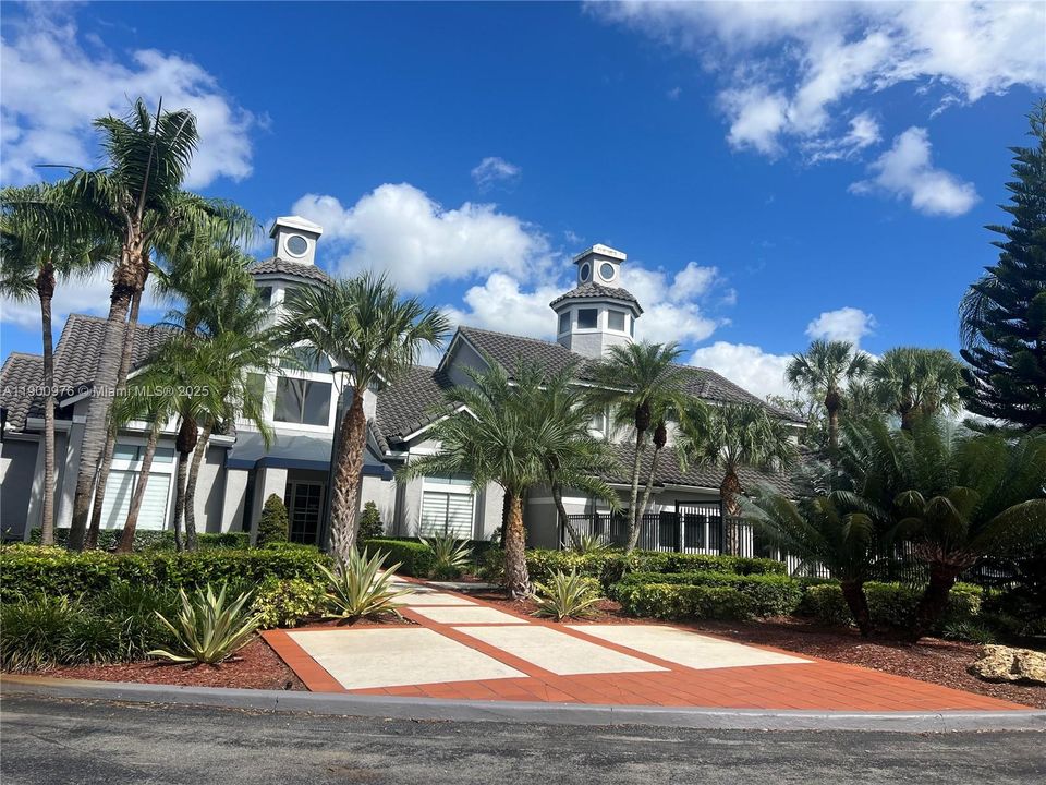 Active With Contract: $1,975 (1 beds, 1 baths, 558 Square Feet)