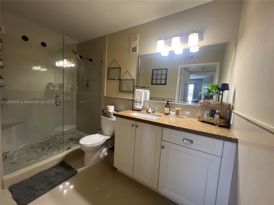 Active With Contract: $1,975 (1 beds, 1 baths, 558 Square Feet)