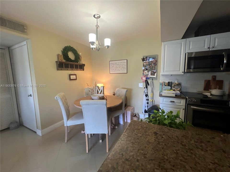 Active With Contract: $1,975 (1 beds, 1 baths, 558 Square Feet)
