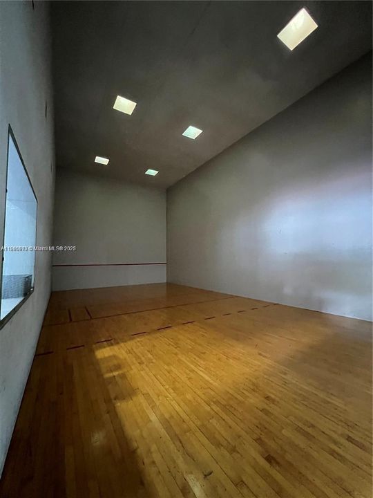 Active With Contract: $1,975 (1 beds, 1 baths, 558 Square Feet)