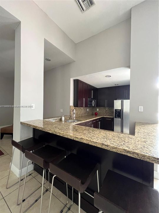 Active With Contract: $1,975 (1 beds, 1 baths, 558 Square Feet)