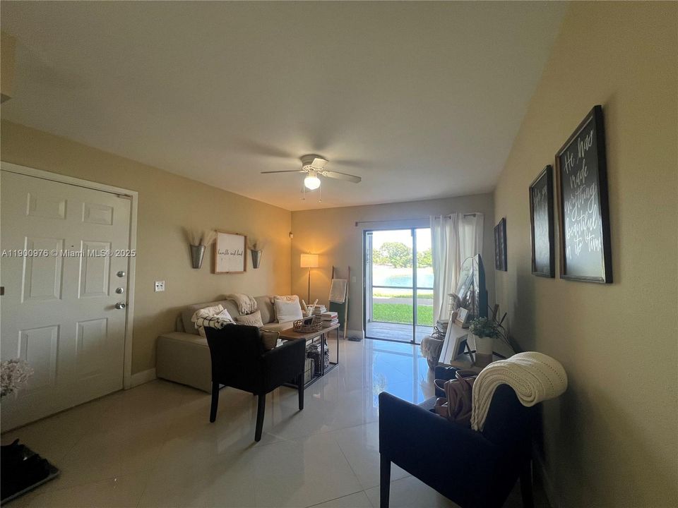 Active With Contract: $1,975 (1 beds, 1 baths, 558 Square Feet)