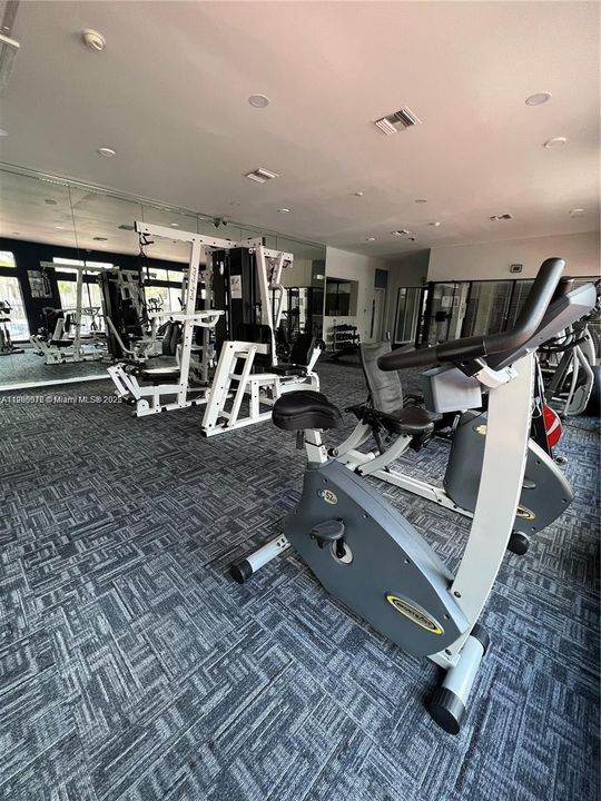 Active With Contract: $1,975 (1 beds, 1 baths, 558 Square Feet)