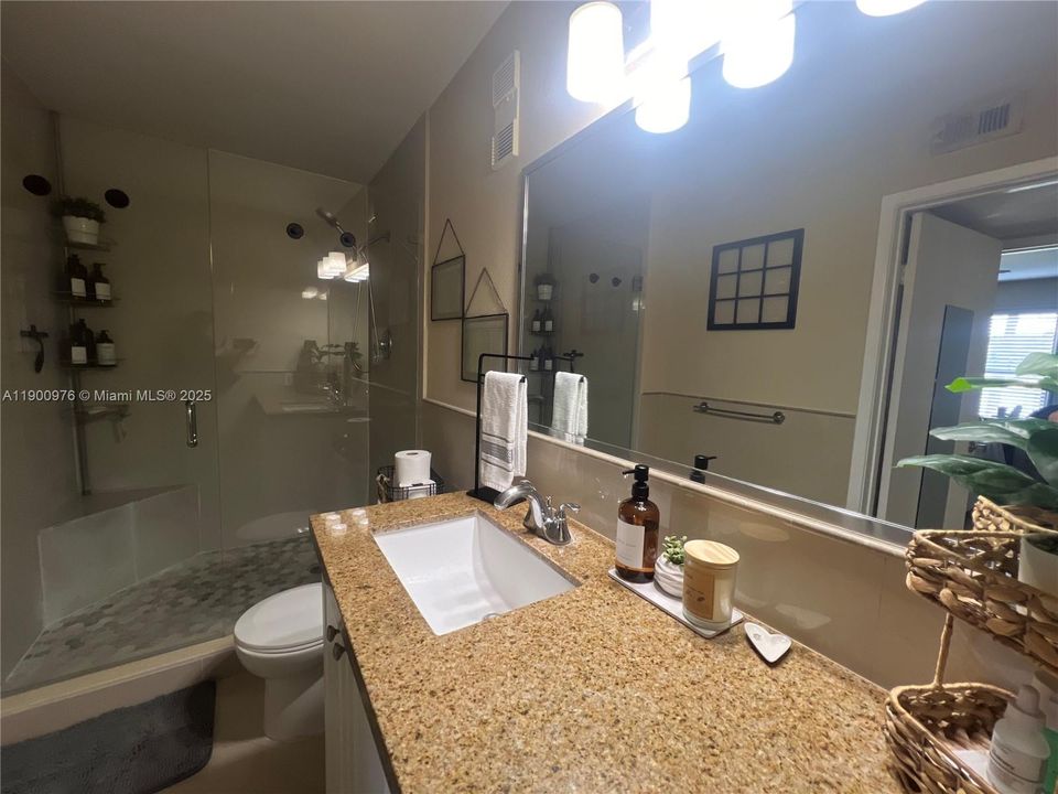 Active With Contract: $1,975 (1 beds, 1 baths, 558 Square Feet)
