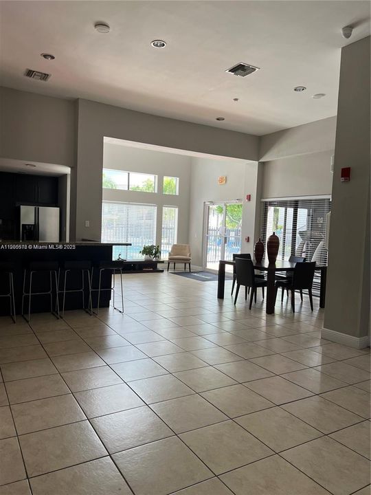 Active With Contract: $1,975 (1 beds, 1 baths, 558 Square Feet)