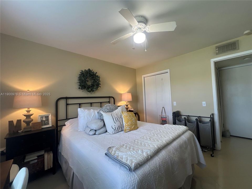 Active With Contract: $1,975 (1 beds, 1 baths, 558 Square Feet)
