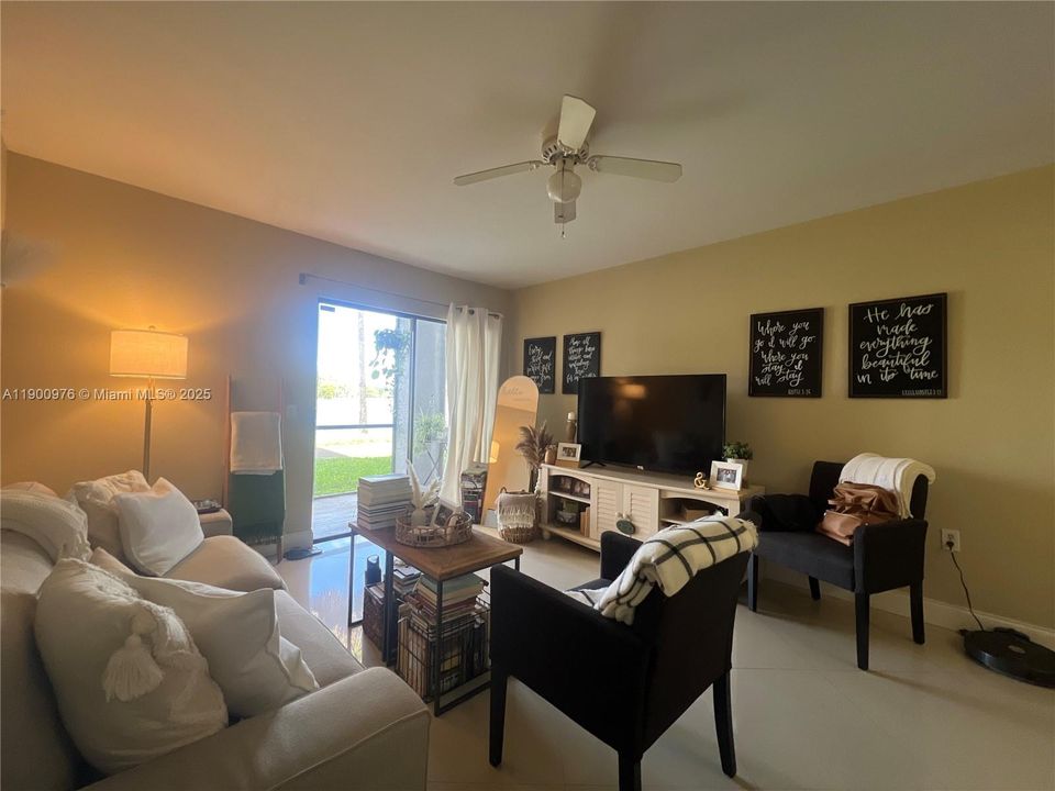 Active With Contract: $1,975 (1 beds, 1 baths, 558 Square Feet)