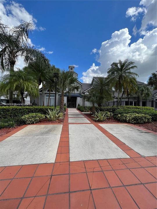 Active With Contract: $1,975 (1 beds, 1 baths, 558 Square Feet)