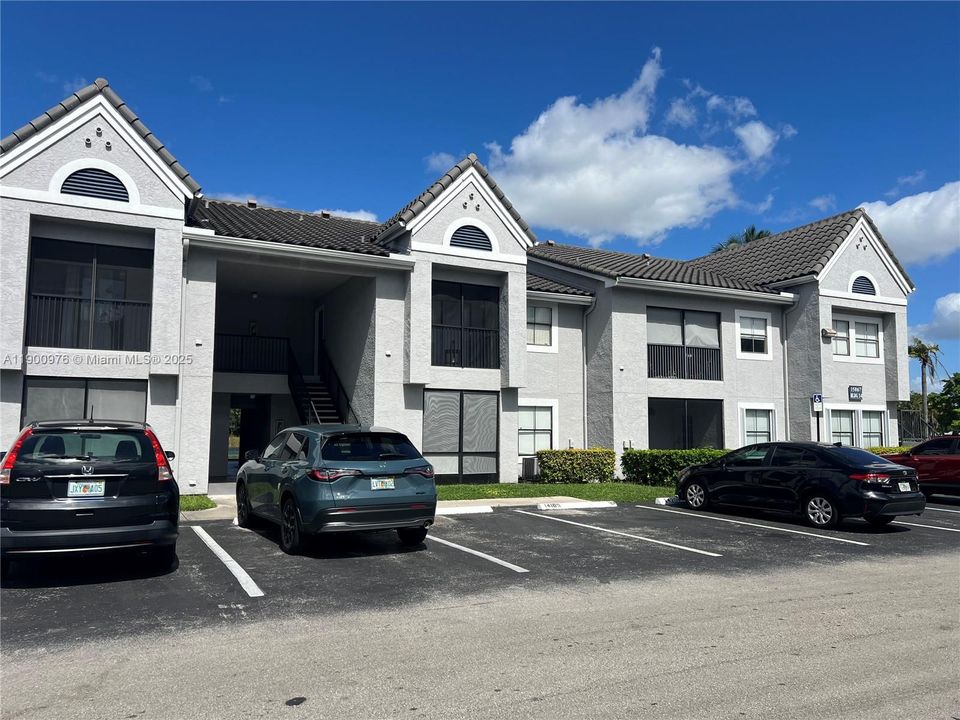 Active With Contract: $1,975 (1 beds, 1 baths, 558 Square Feet)