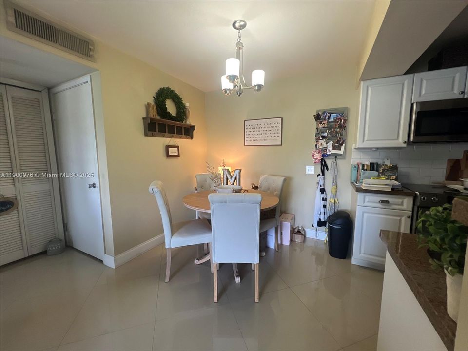 Active With Contract: $1,975 (1 beds, 1 baths, 558 Square Feet)