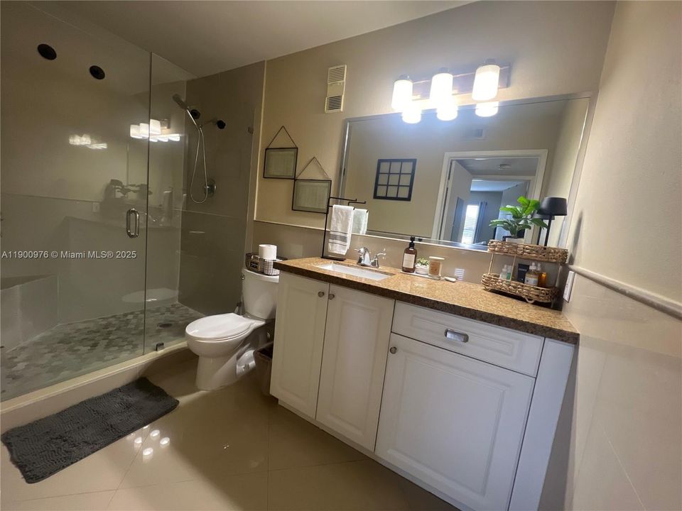 Active With Contract: $1,975 (1 beds, 1 baths, 558 Square Feet)