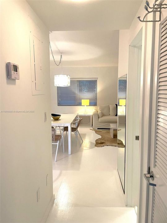 For Rent: $2,400 (1 beds, 1 baths, 732 Square Feet)