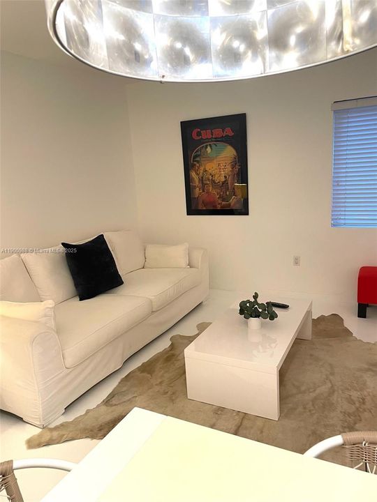 For Rent: $2,400 (1 beds, 1 baths, 732 Square Feet)