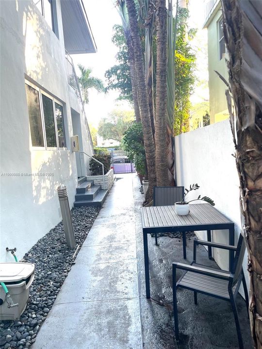 For Rent: $2,400 (1 beds, 1 baths, 732 Square Feet)