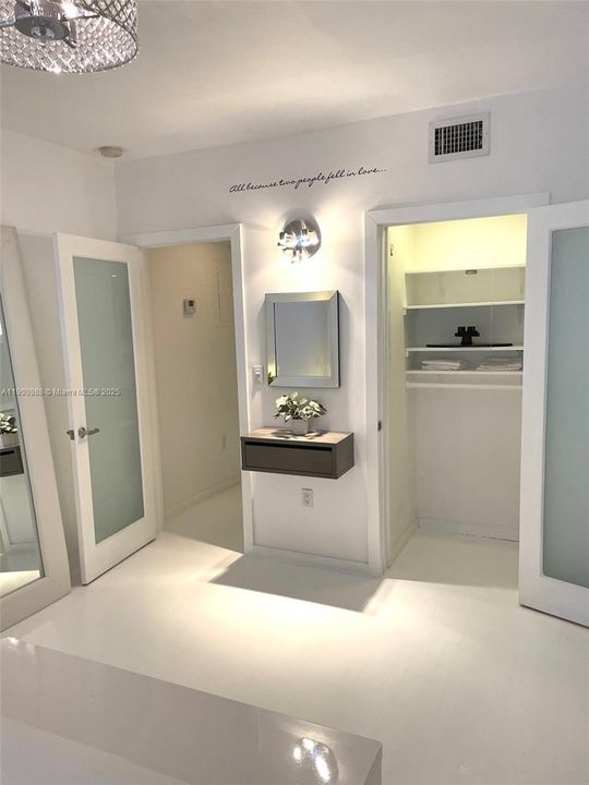 For Rent: $2,400 (1 beds, 1 baths, 732 Square Feet)