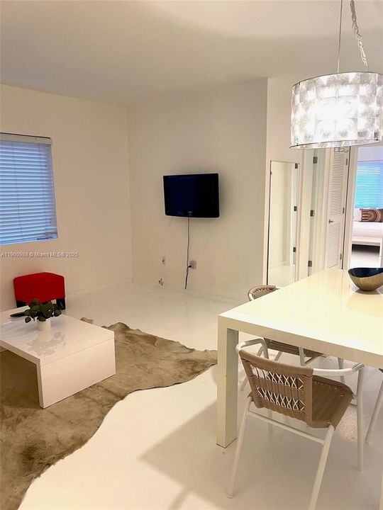 For Rent: $2,400 (1 beds, 1 baths, 732 Square Feet)