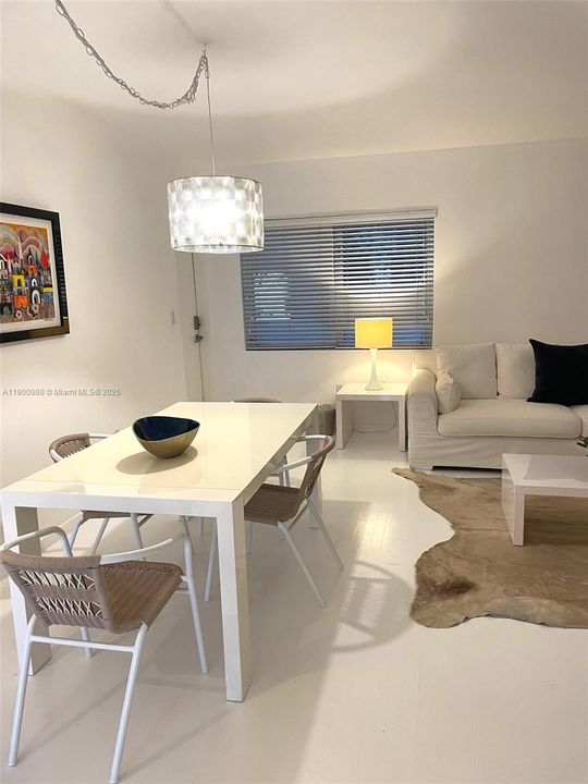 For Rent: $2,400 (1 beds, 1 baths, 732 Square Feet)