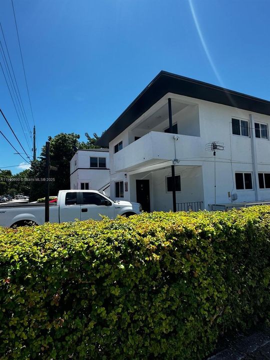 For Rent: $2,400 (2 beds, 1 baths, 1600 Square Feet)