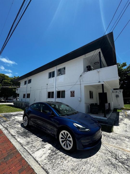 For Rent: $2,400 (2 beds, 1 baths, 1600 Square Feet)