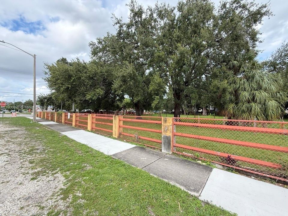 For Sale: $2,300,000 (0.98 acres)