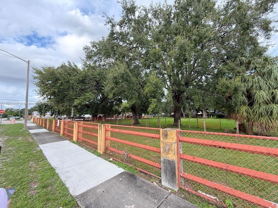 For Sale: $2,300,000 (0.98 acres)