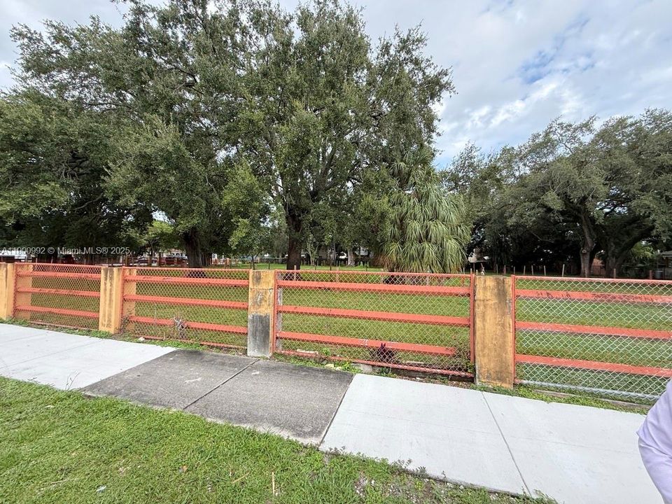 For Sale: $2,300,000 (0.98 acres)