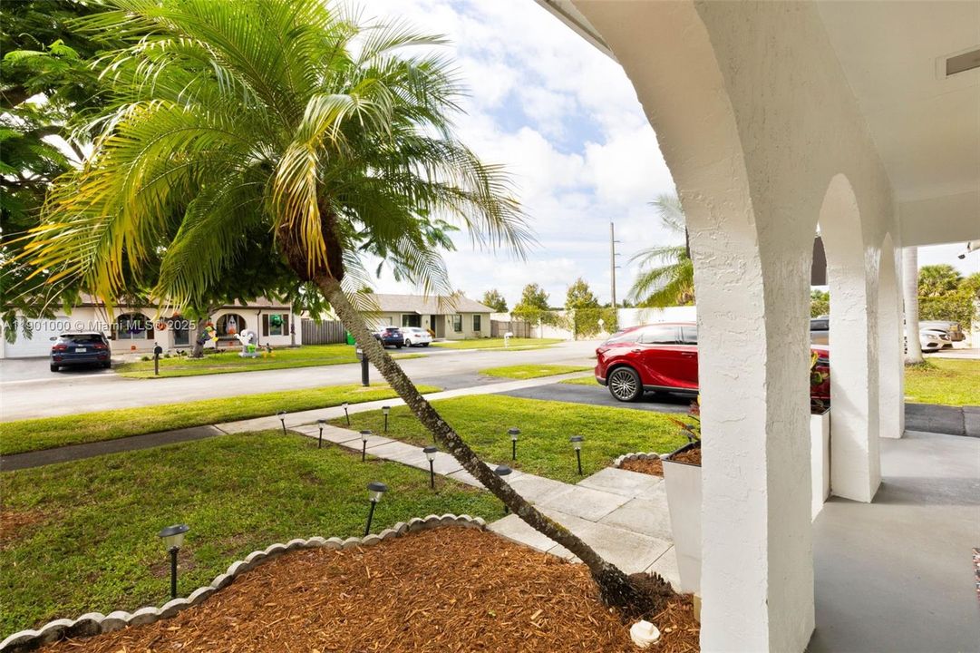 合同活跃: $550,000 (3 贝兹, 2 浴室, 0 平方英尺)