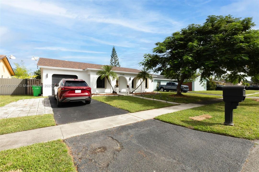 合同活跃: $550,000 (3 贝兹, 2 浴室, 0 平方英尺)