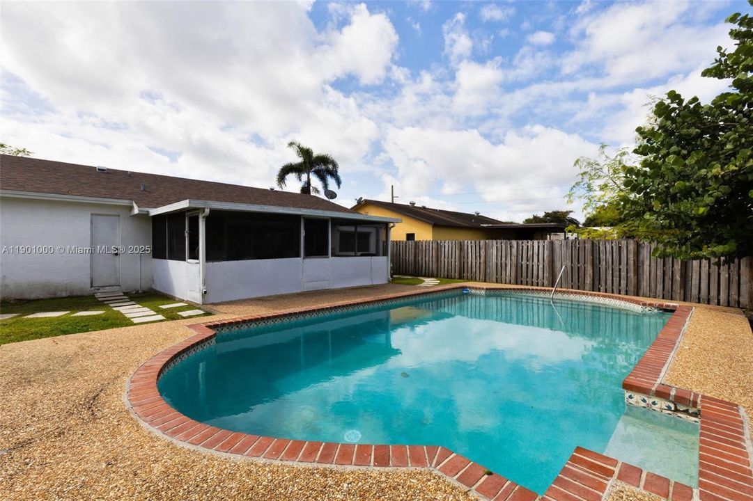 合同活跃: $550,000 (3 贝兹, 2 浴室, 0 平方英尺)