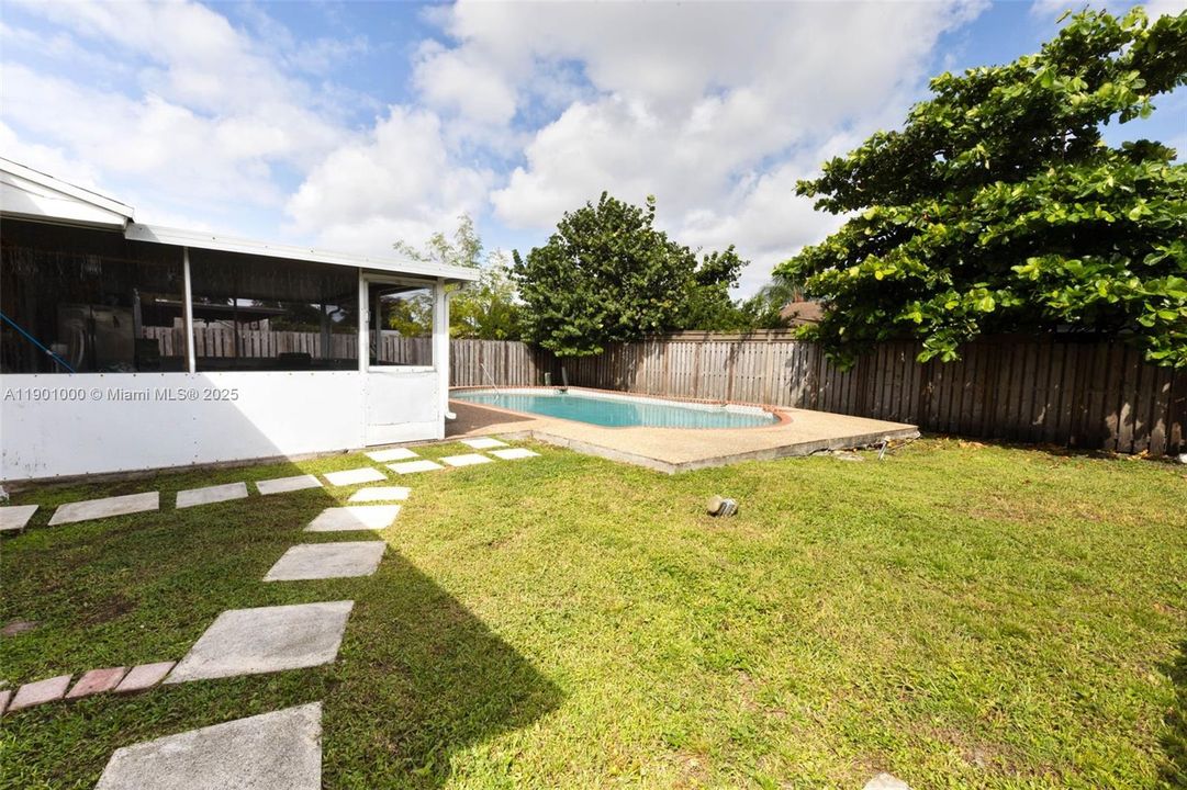 合同活跃: $550,000 (3 贝兹, 2 浴室, 0 平方英尺)