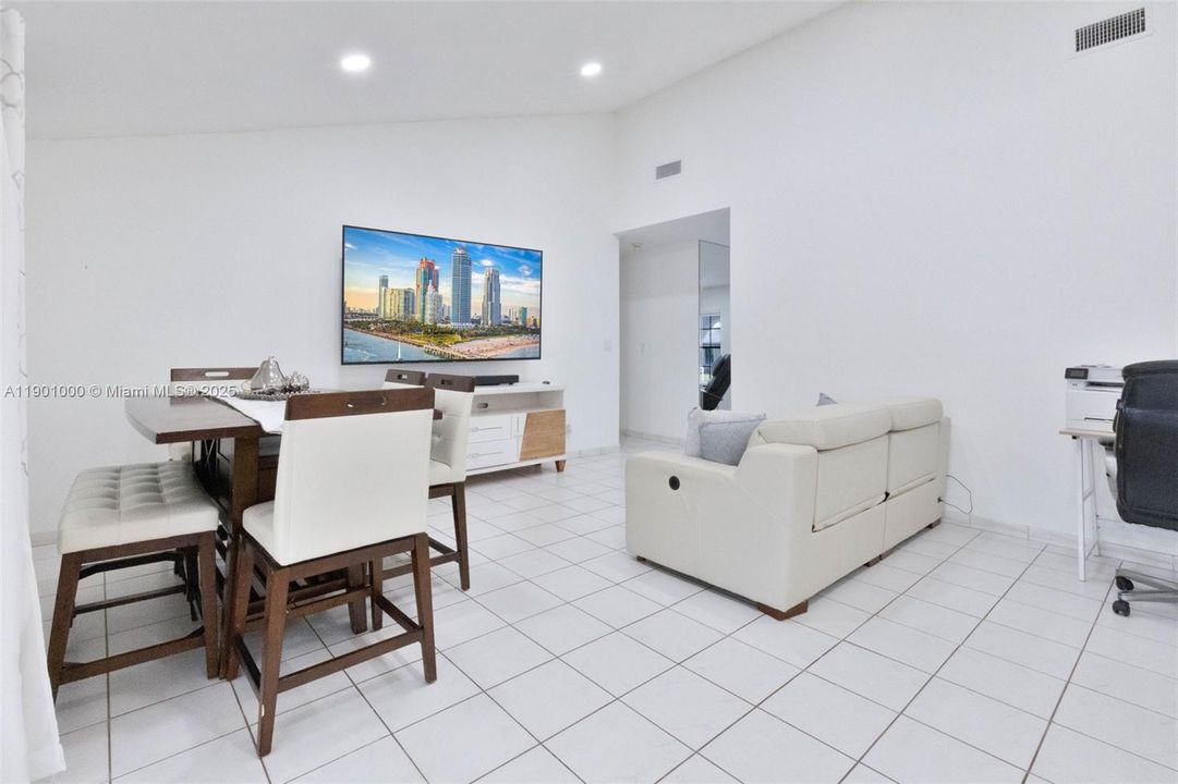 合同活跃: $550,000 (3 贝兹, 2 浴室, 0 平方英尺)