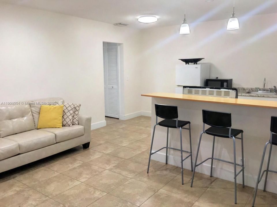 出租: $1,200 (1 贝兹, 1 浴室, 553 平方英尺)