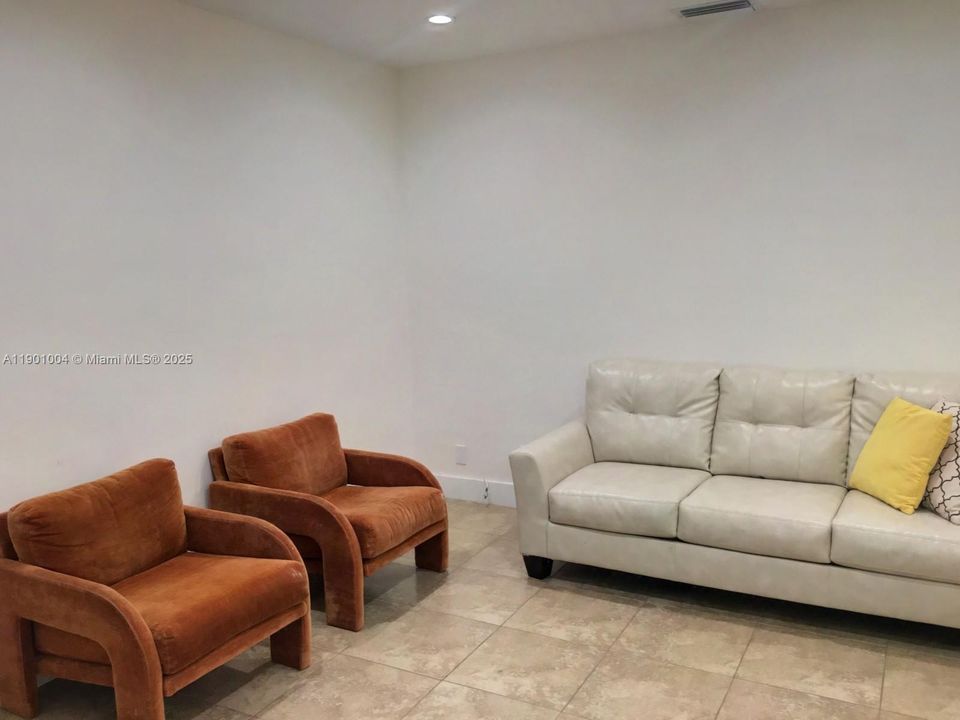 出租: $1,200 (1 贝兹, 1 浴室, 553 平方英尺)