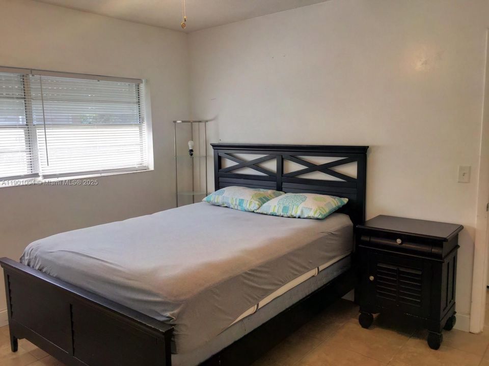 出租: $1,200 (1 贝兹, 1 浴室, 553 平方英尺)