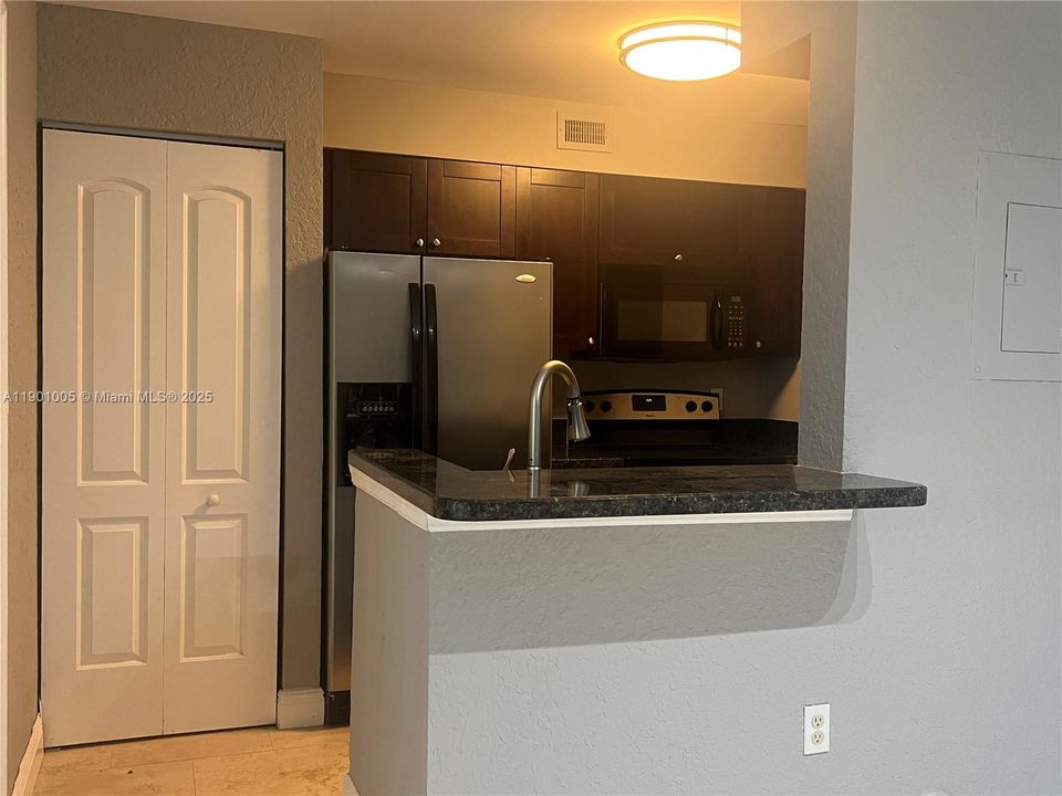 Active With Contract: $1,895 (1 beds, 1 baths, 862 Square Feet)