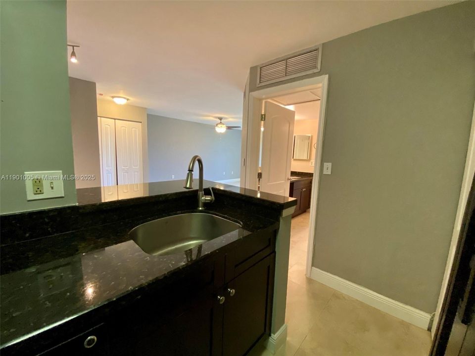 Active With Contract: $1,895 (1 beds, 1 baths, 862 Square Feet)