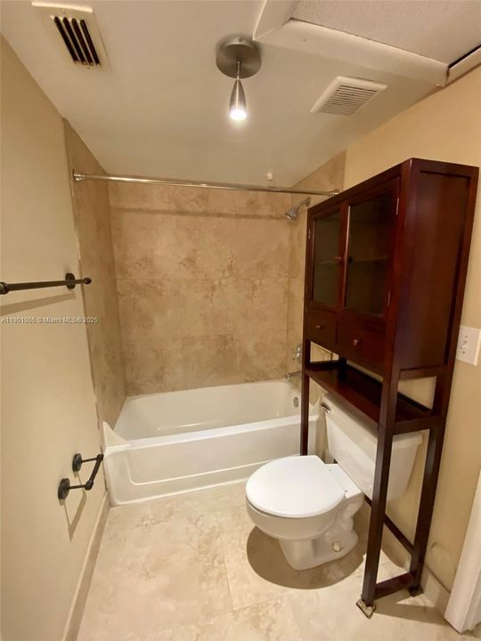 Active With Contract: $1,895 (1 beds, 1 baths, 862 Square Feet)