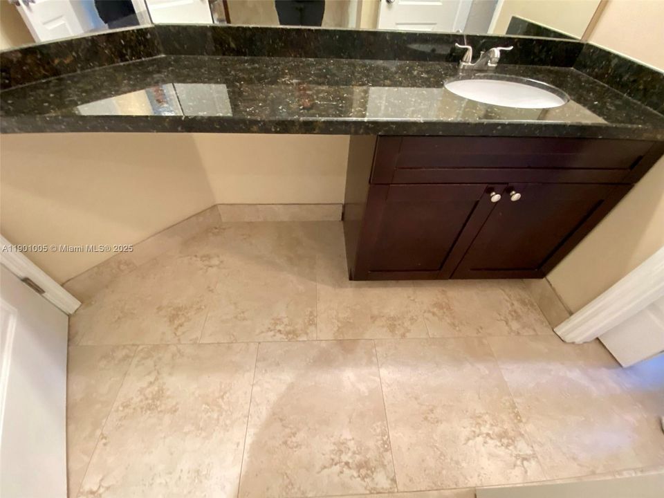 Active With Contract: $1,895 (1 beds, 1 baths, 862 Square Feet)