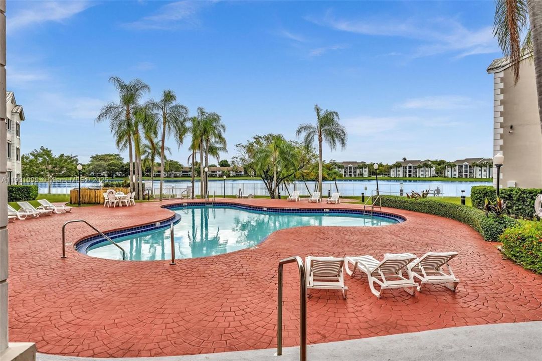 Active With Contract: $1,895 (1 beds, 1 baths, 862 Square Feet)