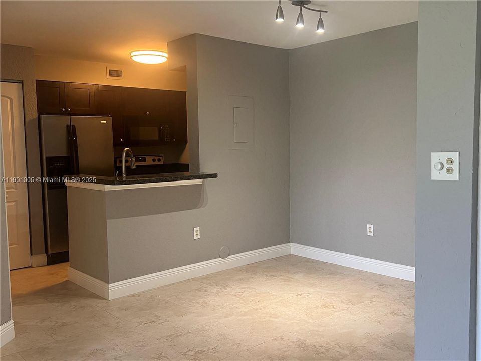 Active With Contract: $1,895 (1 beds, 1 baths, 862 Square Feet)