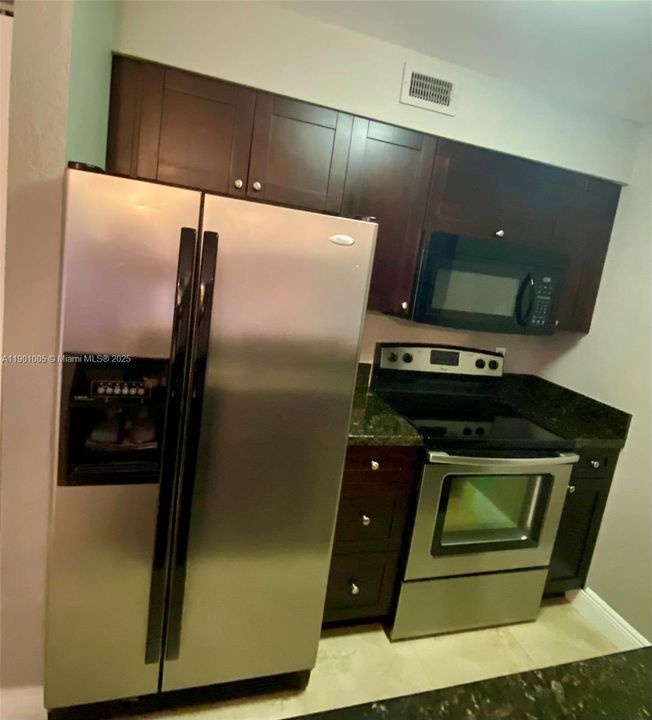 Active With Contract: $1,895 (1 beds, 1 baths, 862 Square Feet)
