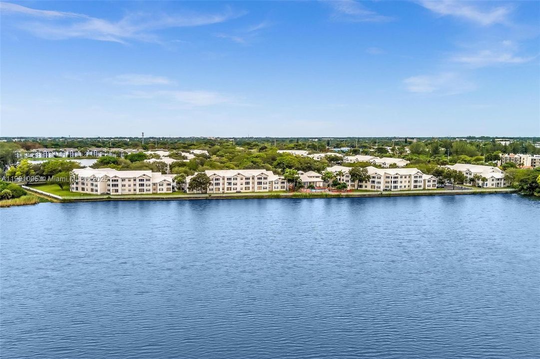 Active With Contract: $1,895 (1 beds, 1 baths, 862 Square Feet)