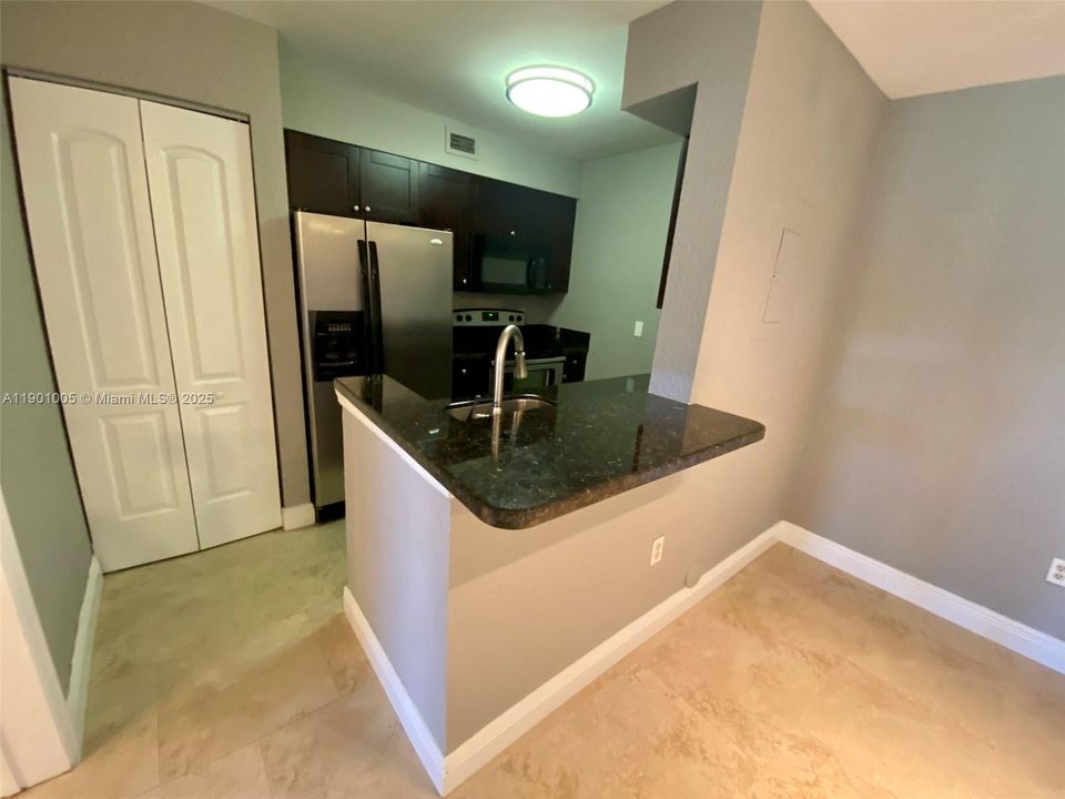 Active With Contract: $1,895 (1 beds, 1 baths, 862 Square Feet)