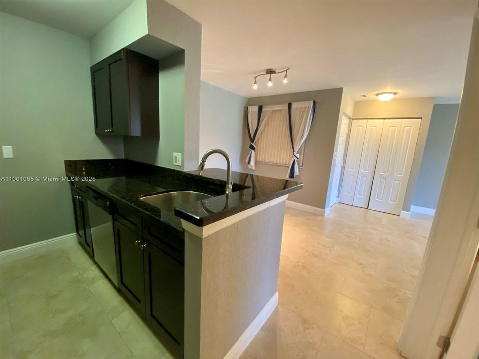 Active With Contract: $1,895 (1 beds, 1 baths, 862 Square Feet)