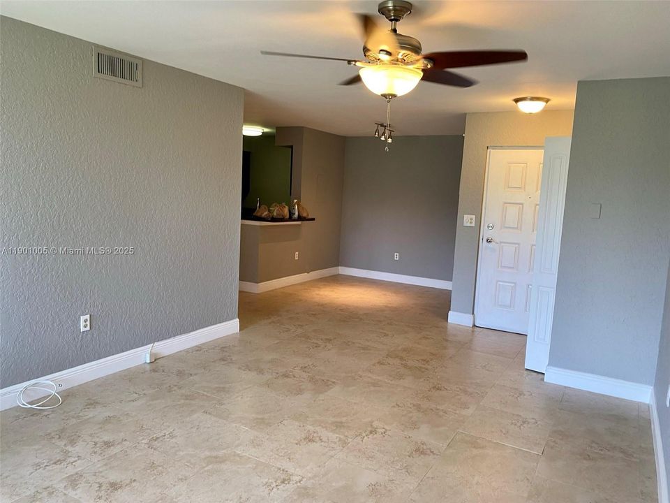 Active With Contract: $1,895 (1 beds, 1 baths, 862 Square Feet)