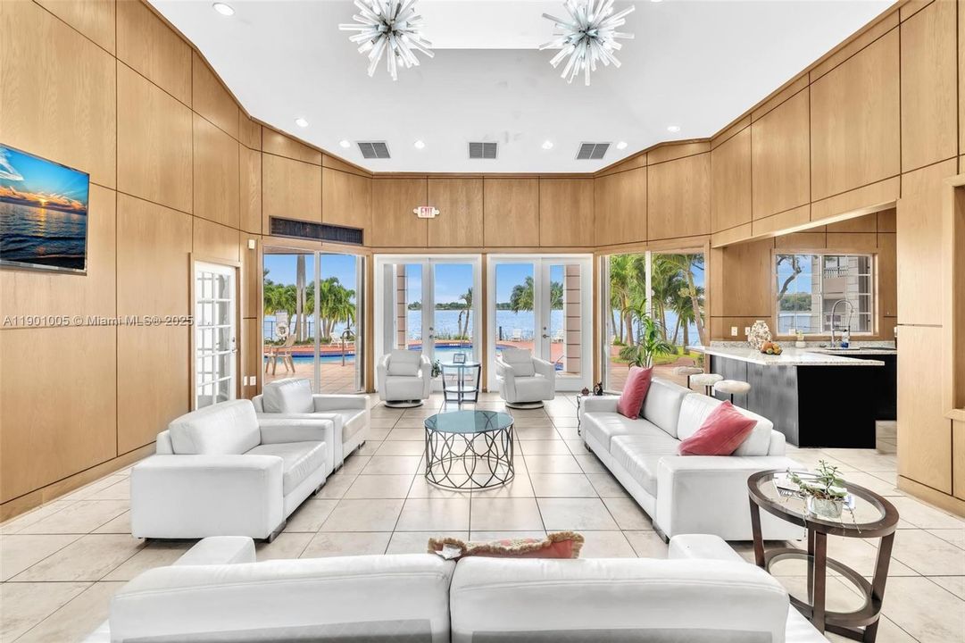 Active With Contract: $1,895 (1 beds, 1 baths, 862 Square Feet)