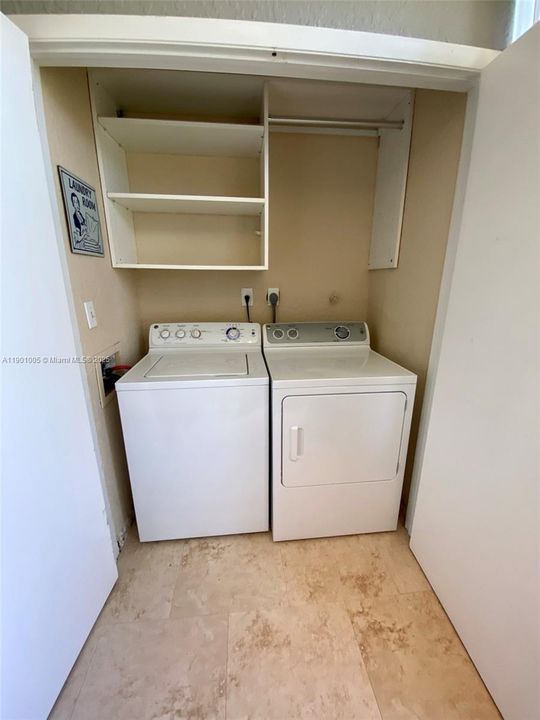 Active With Contract: $1,895 (1 beds, 1 baths, 862 Square Feet)